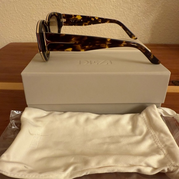 2 DEZI Sunglasses CHARGE IT ( black and brown) - Picture 2 of 13